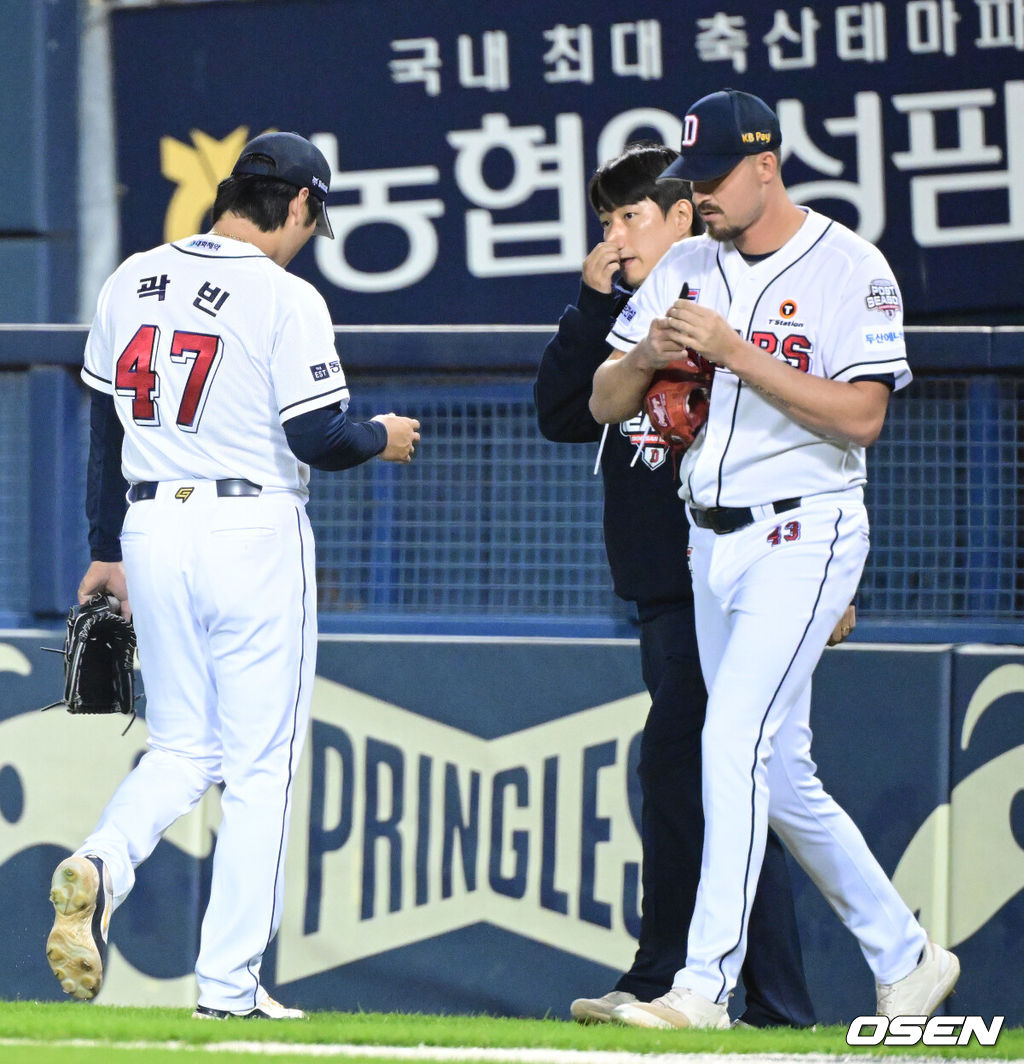 2일 오후 서울 잠실야구장에서 ‘2024 신한 SOL뱅크 KBO 포스트시즌’ 와일드카드 결정 1차전 두산 베어스와 KT 위즈의 경기가 열렸다.두산은 곽빈, KT는 윌리엄 쿠에바스를 선발 투수로 내세웠다.2회초 무사 1루 상황 두산 선발 곽빈이 강판되고 있다. 2024.10.02 / dreamer@osen.co.kr