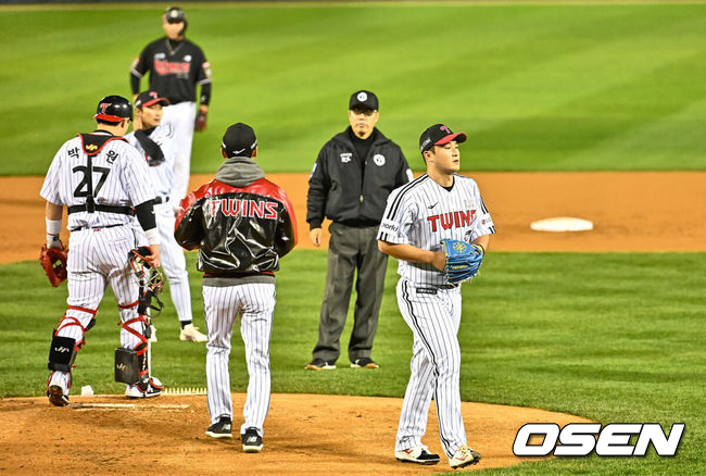 8일 잠실 NC파크에서 2023 신한은행 SOL KBO 포스트시즌 한국시리즈 LG 트윈스와 KT 위즈의 2차전 경기가 열렸다. LG 트윈스 선발 투수 최원태가 1회 강판 당하고 있다. 2023.11.08 / foto0307@osen.co.kr