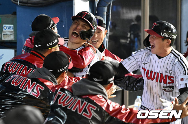 8일 오후 서울 잠실야구장에서 2023 KBO 프로야구 포스트시즌 한국시리즈 2차전 LG 트윈스와 KT 위즈의 경기가 열렸다.8회말 1사 2루에서 LG 박동원이 좌중월 투런 홈런을 치고 더그아웃에서 염경엽 감독과 환호하고 있다. 2023.11.08 /sunday@osen.co.kr