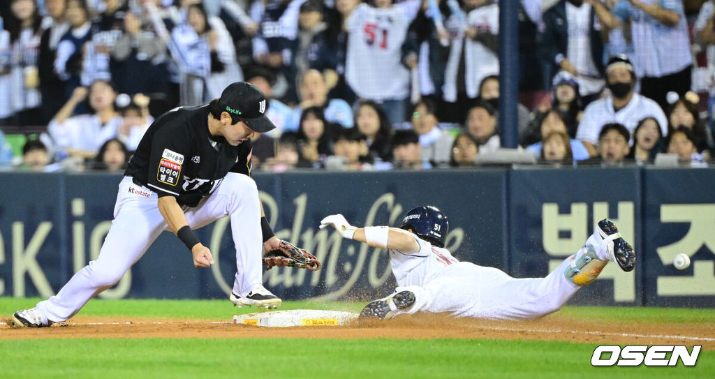 2일 오후 서울 잠실야구장에서 ‘2024 신한 SOL뱅크 KBO 포스트시즌’ 와일드카드 결정 1차전 두산 베어스와 KT 위즈의 경기가 열렸다.두산은 곽빈, KT는 윌리엄 쿠에바스를 선발 투수로 내세웠다.3회말 무사 선두타자로 나선 두산 조수행이 번트를 대고 상대 실책을 틈타 1루에 세이프되고 있다. 2024.10.02 / dreamer@osen.co.kr