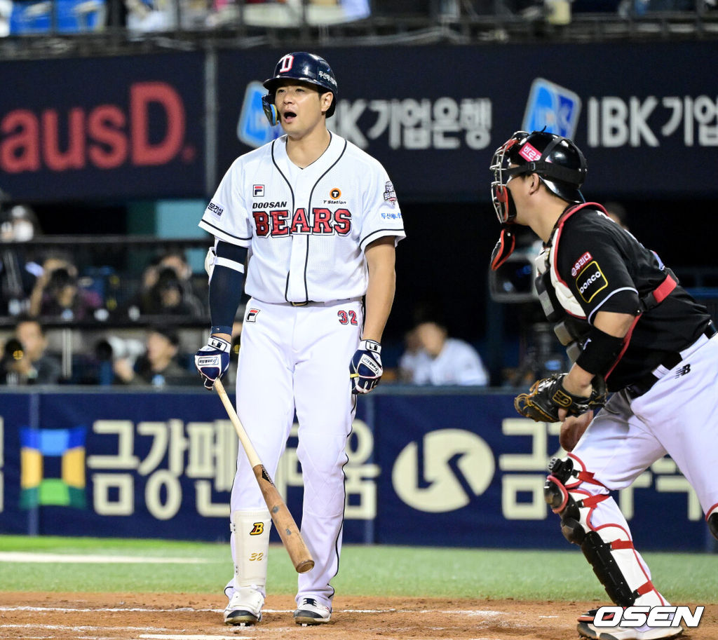 2일 오후 서울 잠실야구장에서 ‘2024 신한 SOL뱅크 KBO 포스트시즌’ 와일드카드 결정 1차전 두산 베어스와 KT 위즈의 경기가 열렸다.두산은 곽빈, KT는 윌리엄 쿠에바스를 선발 투수로 내세웠다.6회말 1사 1, 3루 상황 두산 김재환이 삼진에 아쉬워하고 있다. 2024.10.02 / dreamer@osen.co.kr