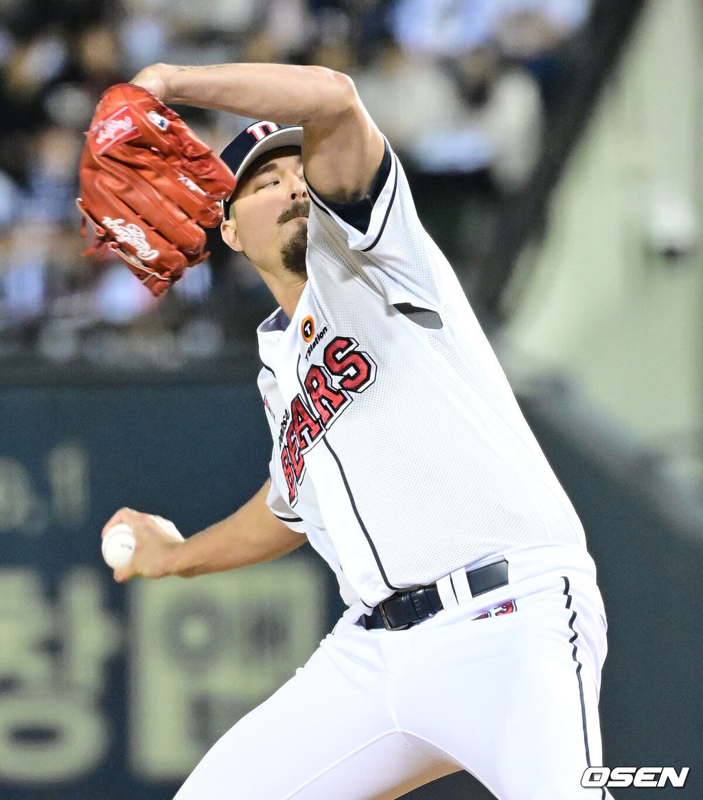 2일 오후 서울 잠실야구장에서 ‘2024 신한 SOL뱅크 KBO 포스트시즌’ 와일드카드 결정 1차전 두산 베어스와 KT 위즈의 경기가 열렸다.두산은 곽빈, KT는 윌리엄 쿠에바스를 선발 투수로 내세웠다.4회초 두산 투수 조던 발라조빅이 힘차게 공을 뿌리고 있다. 2024.10.02 / dreamer@osen.co.kr