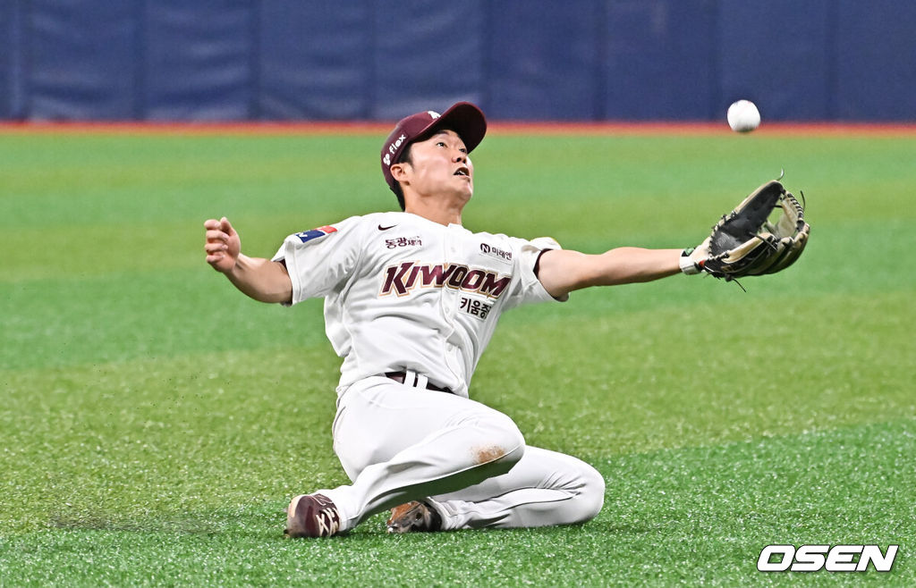 8일 오후 서울 고척스카이돔에서 ‘2024 신한 SOL BANK KBO리그’ 키움 히어로즈와 두산 베어스의 경기가 진행됐다. 9회초 1사 3루 두산 양의지의 희생플라이때 고영우 2루수가 호수비 펼치며 잡아내고 있다.    2024.05.08 / soul1014@osen.co.kr