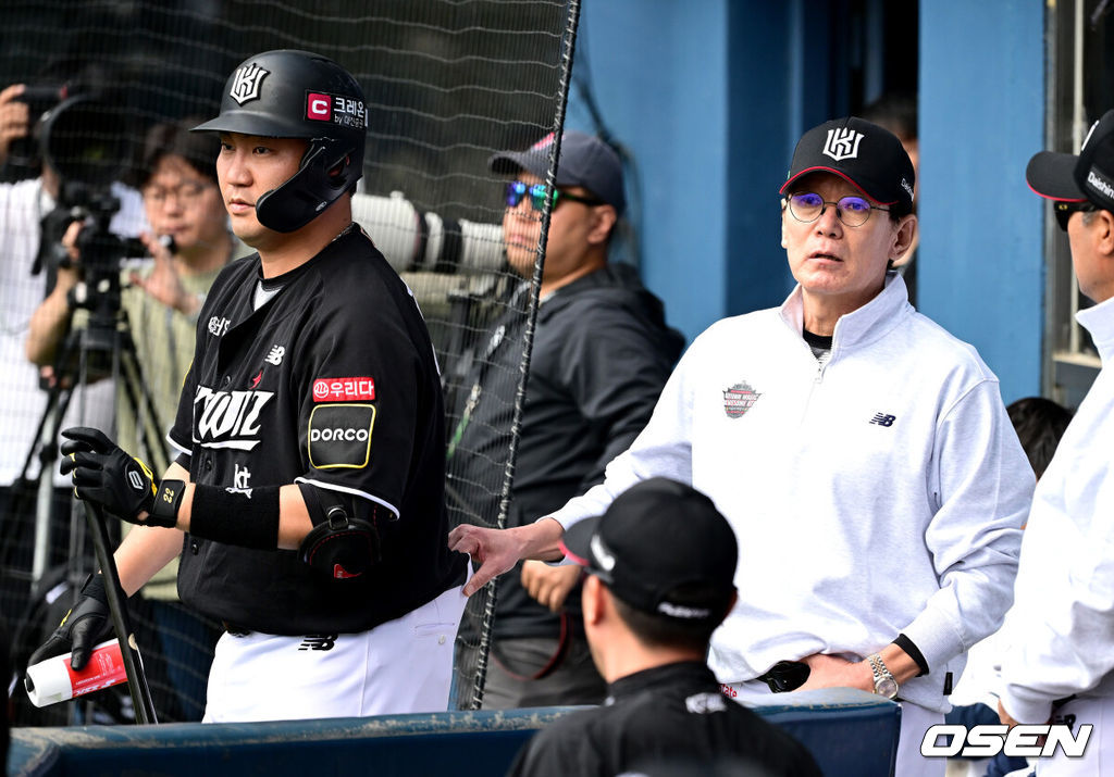 3일 서울 잠실야구장에서 ‘2024 신한 SOL뱅크 KBO 포스트시즌’ 와일드카드 결정 2차전 두산 베어스와 KT 위즈의 경기가 열렸다.두산은 최승용, KT는 웨스 벤자민을 선발 투수로 내세웠다.1회초 1사 주자없는 상황 KT 로하스가 내야 땅볼을 치고 1루로 뛰다 두산 1루수 양석환의 글러브에 부딪혔다. 이 상황을 두고 두산은 비디오 판독을 요청했고 수비 방해 판정으로 타자 주자는 아웃됐다. 이 판정에 아쉬워한 KT 이강철 감독이 다음 타자 장성우가 타석에 들어서는 것을 말리고 있다. 2024.10.03 / dreamer@osen.co.kr