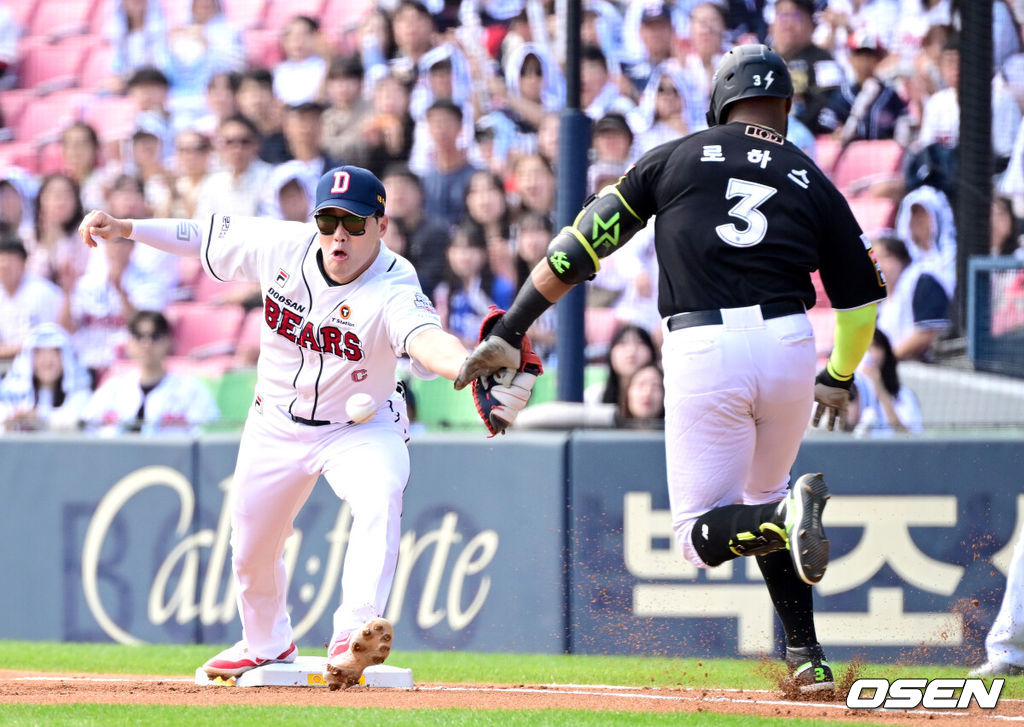 3일 서울 잠실야구장에서 ‘2024 신한 SOL뱅크 KBO 포스트시즌’ 와일드카드 결정 2차전 두산 베어스와 KT 위즈의 경기가 열렸다.두산은 최승용, KT는 웨스 벤자민을 선발 투수로 내세웠다.1회초 1사 주자없는 상황 KT 로하스가 내야 땅볼을 치고 1루로 뛰다 두산 1루수 양석환의 글러브에 부딪히 있다. 이 상황을 두고 두산은 비디오 판독을 요청했고 수비 방해 판정으로 타자 주자 아웃. 2024.10.03 / dreamer@osen.co.kr