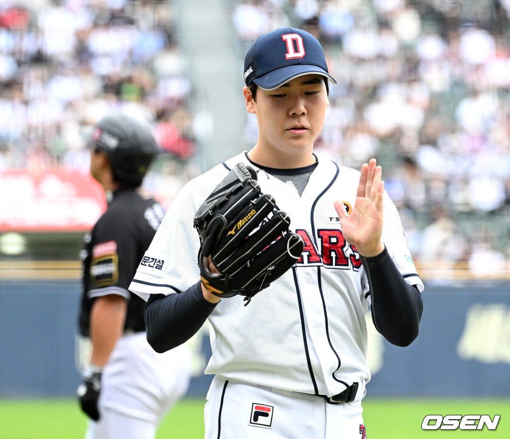 3일 서울 잠실야구장에서 2024 신한 SOL뱅크 KBO 포스트시즌 와일드카드 결정 2차전 두산 베어스와 KT 위즈의 경기가 열렸다.두산은 최승용, KT는 웨스 벤자민을 선발 투수로 내세웠다.4회초 무사에서 두산 최승용이 KT 강백호를 땅볼로처리하고 더그아웃으로 가며 박수를 치고 있다. 2024.10.03 /sunday@osen.co.kr