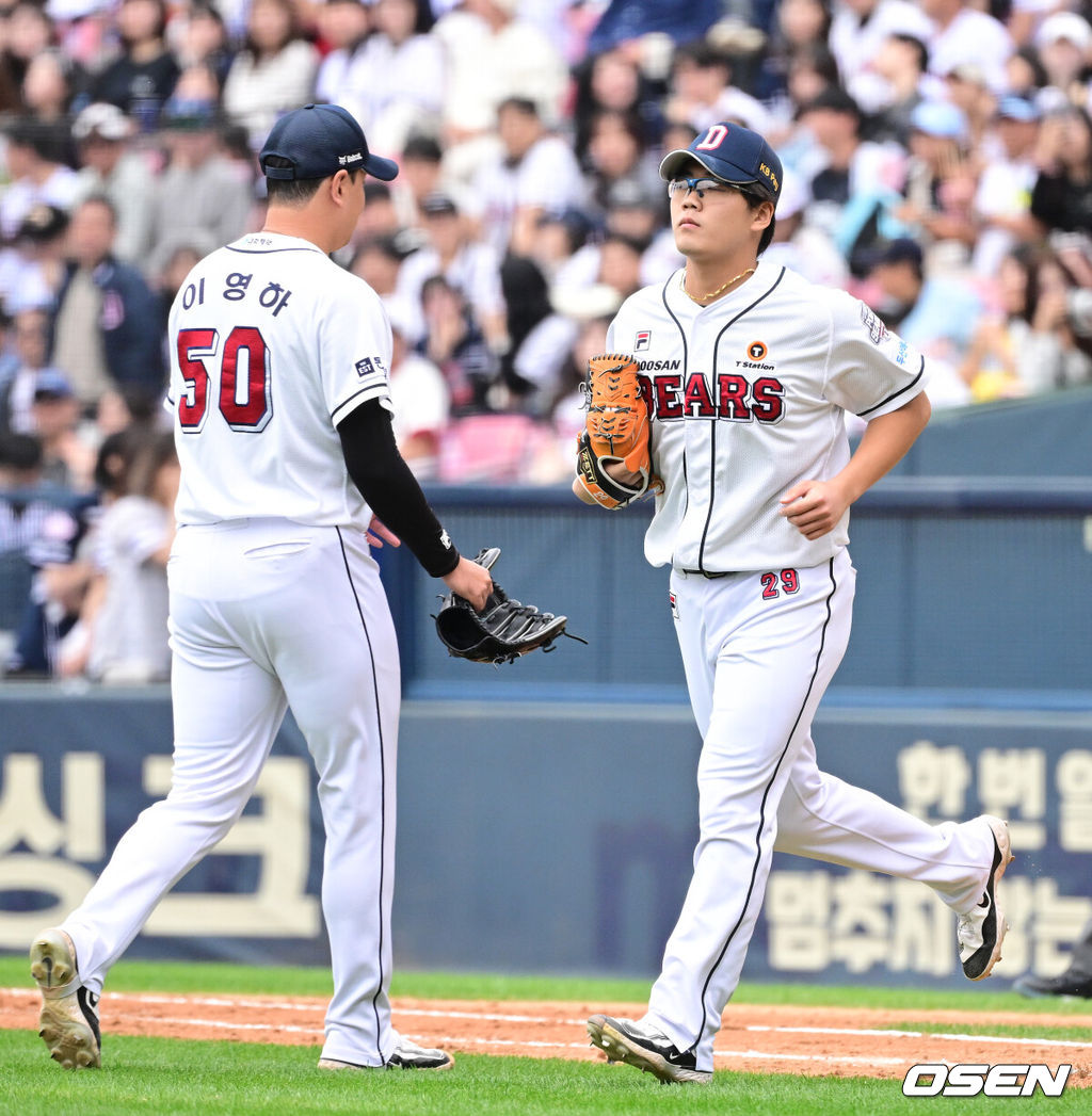 3일 서울 잠실야구장에서 ‘2024 신한 SOL뱅크 KBO 포스트시즌’ 와일드카드 결정 2차전 두산 베어스와 KT 위즈의 경기가 열렸다.두산은 최승용, KT는 웨스 벤자민을 선발 투수로 내세웠다.5회초 2사 만루 상황 두산 이영하가 마운드를 내려가고 이병헌이 등판하고 있다. 2024.10.03 / dreamer@osen.co.kr