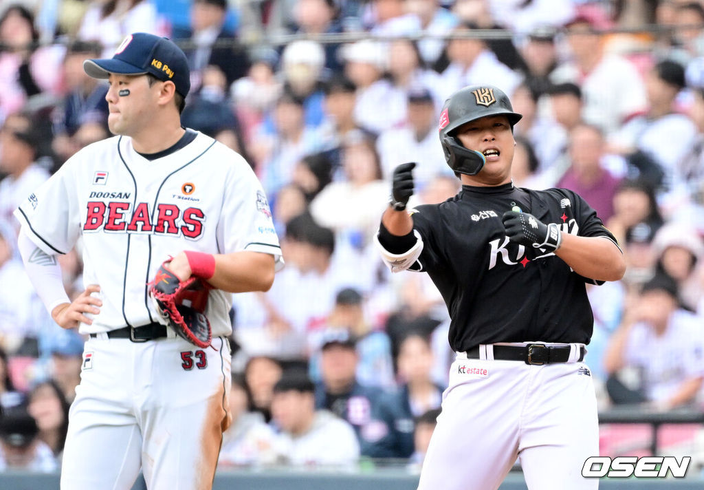 3일 서울 잠실야구장에서 ‘2024 신한 SOL뱅크 KBO 포스트시즌’ 와일드카드 결정 2차전 두산 베어스와 KT 위즈의 경기가 열렸다.두산은 최승용, KT는 웨스 벤자민을 선발 투수로 내세웠다.6회초 1사 3루 상황 KT 강백호가 선제 1타점 적시타를 날리고 1루에 안착해 기뻐하고 있다. 2024.10.03 / dreamer@osen.co.kr