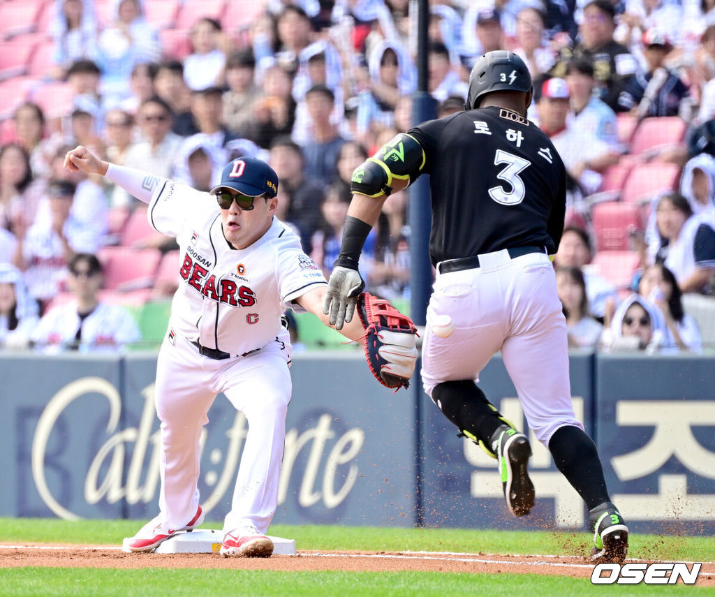 3일 서울 잠실야구장에서 ‘2024 신한 SOL뱅크 KBO 포스트시즌’ 와일드카드 결정 2차전 두산 베어스와 KT 위즈의 경기가 열렸다.두산은 최승용, KT는 웨스 벤자민을 선발 투수로 내세웠다.1회초 1사 주자없는 상황 KT 로하스가 내야 땅볼을 치고 1루로 뛰고 있다. 이 상황을 두고 두산은 비디오 판독을 요청했고 수비 방해 판정으로 타자 주자 아웃. 2024.10.03 / dreamer@osen.co.kr