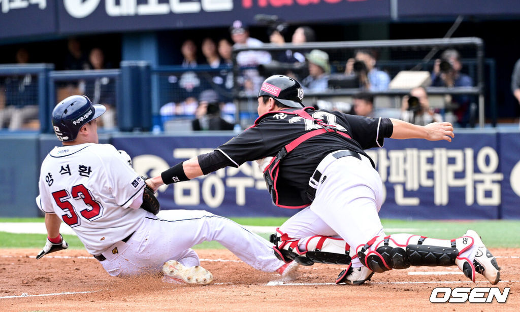 3일 서울 잠실야구장에서 ‘2024 신한 SOL뱅크 KBO 포스트시즌’ 와일드카드 결정 2차전 두산 베어스와 KT 위즈의 경기가 열렸다.두산은 최승용, KT는 웨스 벤자민을 선발 투수로 내세웠다.5회말 1사 2루 상황 두산 허경민의 안타 때 홈으로 쇄도한 양석환이 KT 포수 장성우의 태그에 걸려 아웃되고 있다. 2024.10.03 / dreamer@osen.co.kr