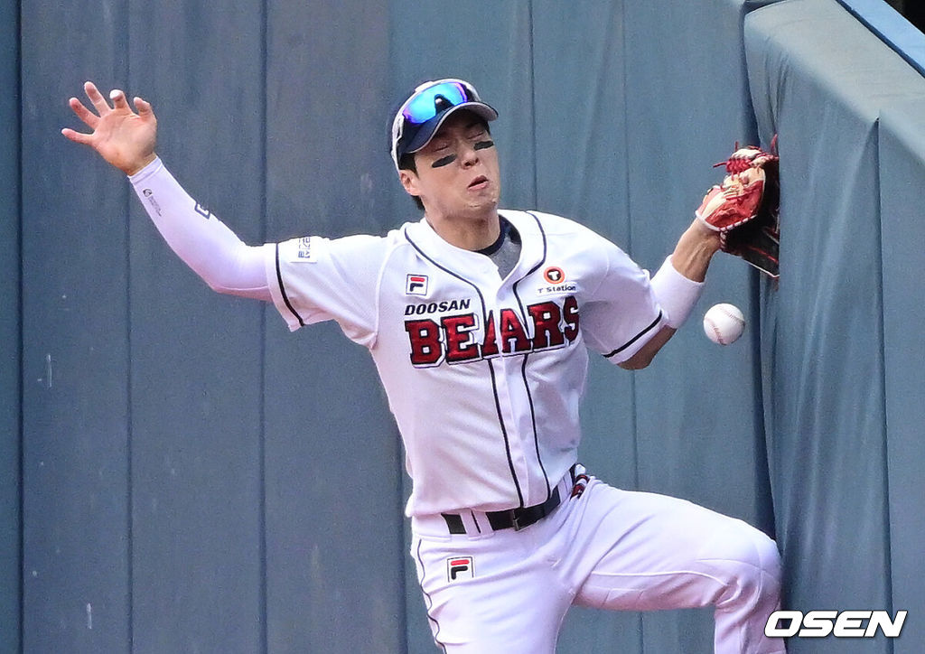 3일 서울 잠실야구장에서 ‘2024 신한 SOL뱅크 KBO 포스트시즌’ 와일드카드 결정 2차전 두산 베어스와 KT 위즈의 경기가 열렸다.두산은 최승용, KT는 웨스 벤자민을 선발 투수로 내세웠다.6회말 2사 1루 상황 KT 오윤석의 파울 타구를 잡기 위해 몸을 날린 두산 우익수 조수행이 펜스에 손을 부딪히며 부상을 당하고 있다. 이후 교체. 2024.10.03 / dreamer@osen.co.kr