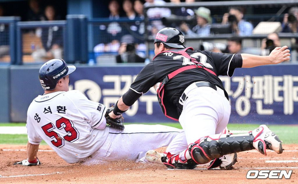 3일 서울 잠실야구장에서 ‘2024 신한 SOL뱅크 KBO 포스트시즌’ 와일드카드 결정 2차전 두산 베어스와 KT 위즈의 경기가 열렸다.두산은 최승용, KT는 웨스 벤자민을 선발 투수로 내세웠다.5회말 1사 2루 상황 두산 허경민의 안타 때 홈으로 쇄도한 양석환이 KT 포수 장성우의 태그에 걸려 아웃되고 있다. 2024.10.03 / dreamer@osen.co.kr