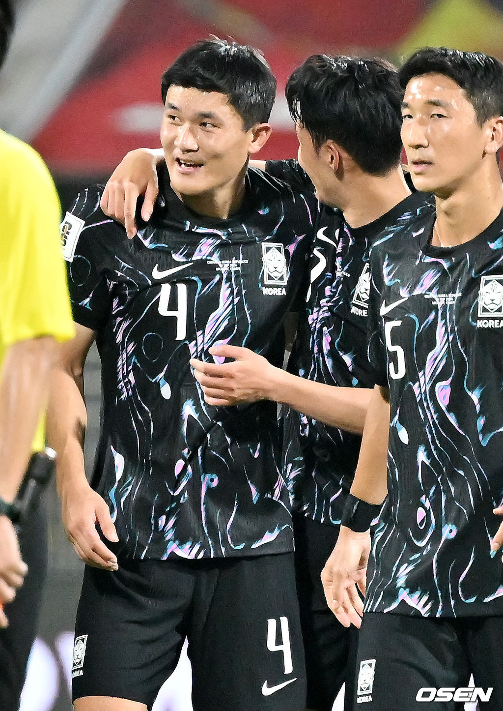 홍명보 감독이 이끄는 대한민국 축구 국가대표팀은 10일 오후 11시(이하 한국시간) 오만 무스카트의 술탄 카부스 종합운동장에서 오만과 2026 국제축구연맹(FIFA) 북중미 월드컵 아시아 지역 3차 예선 B조 2차전 맞대결에서 3-1 승리를 거뒀다.<br /><br />이로써 홍명보호는 지난 팔레스타인전 충격을 딛고 첫 승을 신고하는 데 성공했다.<br /><br />경기 종료 후 대한민국 김민재와 손흥민이 승리의 기쁨을 나누고 있다. 2024.09.10 / rumi@osen.co.kr