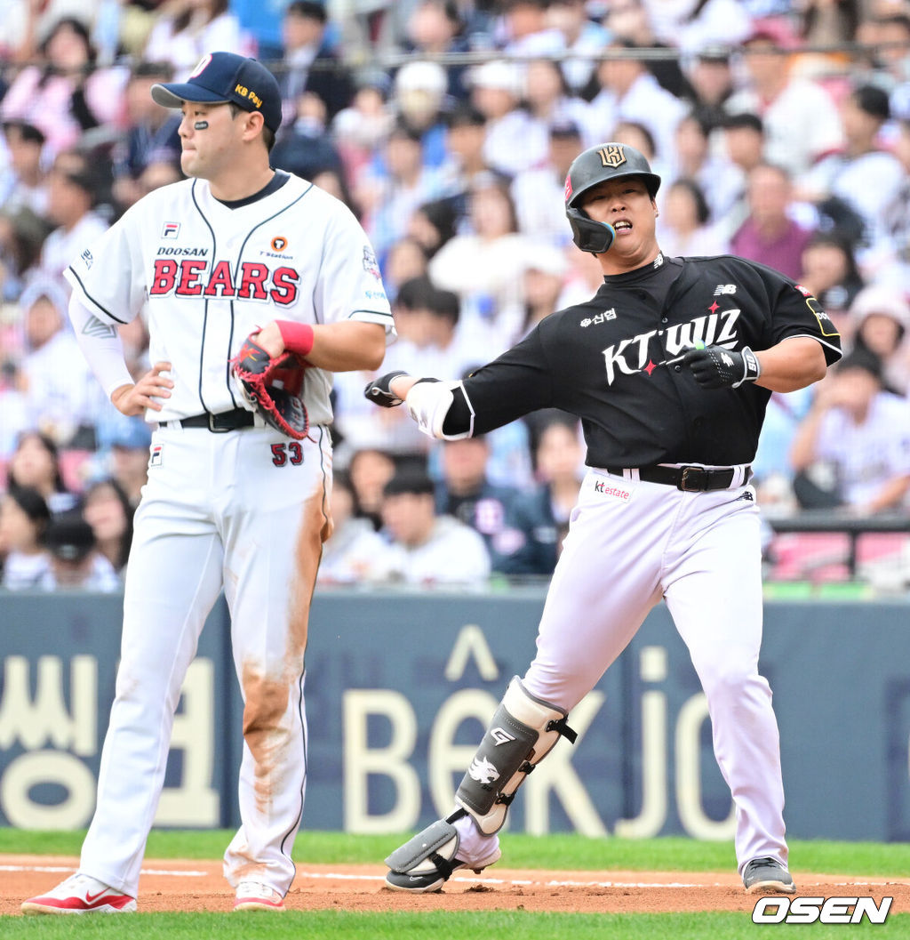 3일 서울 잠실야구장에서 ‘2024 신한 SOL뱅크 KBO 포스트시즌’ 와일드카드 결정 2차전 두산 베어스와 KT 위즈의 경기가 열렸다.두산은 최승용, KT는 웨스 벤자민을 선발 투수로 내세웠다.6회초 1사 3루 상황 KT 강백호가 선제 1타점 적시타를 날리고 1루에 안착해 기뻐하고 있다. 아쉬워하는 두산 1루수는 양석환(왼쪽). 2024.10.03 / dreamer@osen.co.kr