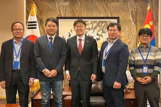 우석대(총장 박노준) 산학협력단이 몽골 울란바토르에서 장수군의 우수 농특산물에 대한 홍보활동을 진행했다. / 우석대