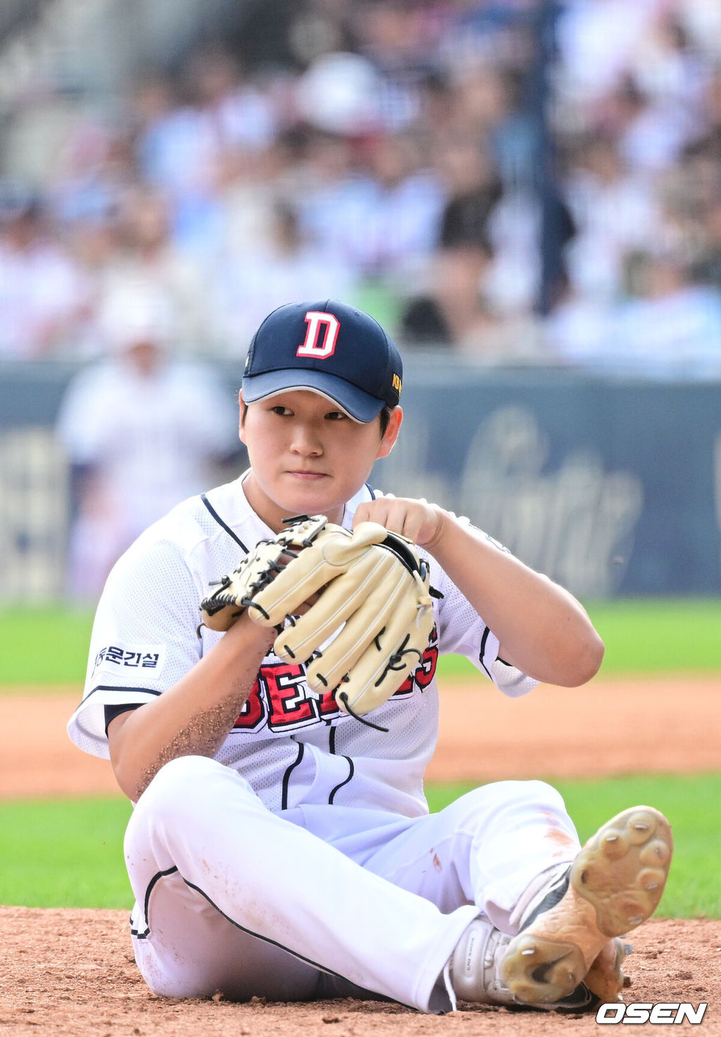 3일 서울 잠실야구장에서 ‘2024 신한 SOL뱅크 KBO 포스트시즌’ 와일드카드 결정 2차전 두산 베어스와 KT 위즈의 경기가 열렸다.두산은 최승용, KT는 웨스 벤자민을 선발 투수로 내세웠다.8회초 1사 주자없는 상황 KT 강백호의 안타 때 타구를 잡으려다 넘어진 두산 투수 김택연이 숨을 고르고 있다. 2024.10.03 / dreamer@osen.co.kr