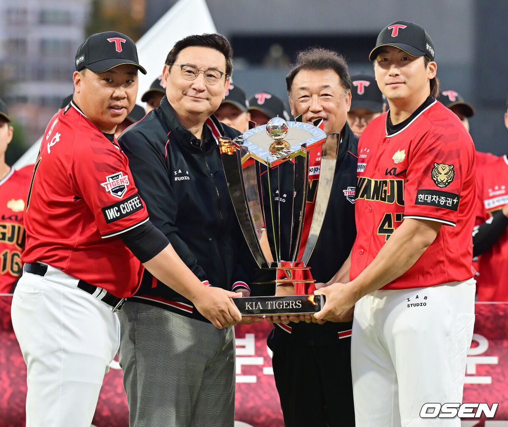 2024 정규시즌 우승 트로피 시상식이 진행되고 있다. KIA 이범호 감독, 심재학 단장, 최준영 대표이사, 주장 나성범이 트로피를 들고 있다. 2024.09.25 /rumi@osen.co.kr