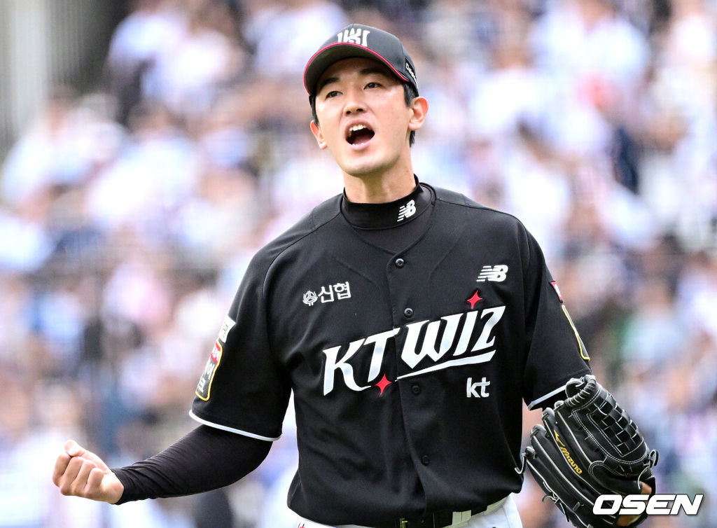 3일 서울 잠실야구장에서 ‘2024 신한 SOL뱅크 KBO 포스트시즌’ 와일드카드 결정 2차전 두산 베어스와 KT 위즈의 경기가 열렸다.두산은 최승용, KT는 웨스 벤자민을 선발 투수로 내세웠다.8회말 두산 공격을 삼자범퇴로 막아낸 KT 고영표가 포효하고 있다 . 2024.10.03 / dreamer@osen.co.kr