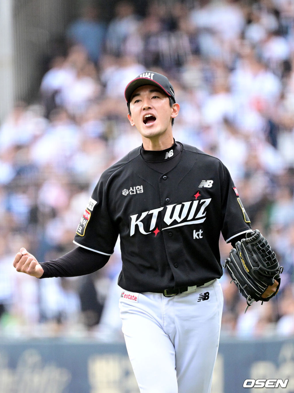 3일 서울 잠실야구장에서 ‘2024 신한 SOL뱅크 KBO 포스트시즌’ 와일드카드 결정 2차전 두산 베어스와 KT 위즈의 경기가 열렸다.두산은 최승용, KT는 웨스 벤자민을 선발 투수로 내세웠다.8회말 두산 공격을 삼자범퇴로 막아낸 KT 고영표가 포효하고 있다 . 2024.10.03 / dreamer@osen.co.kr