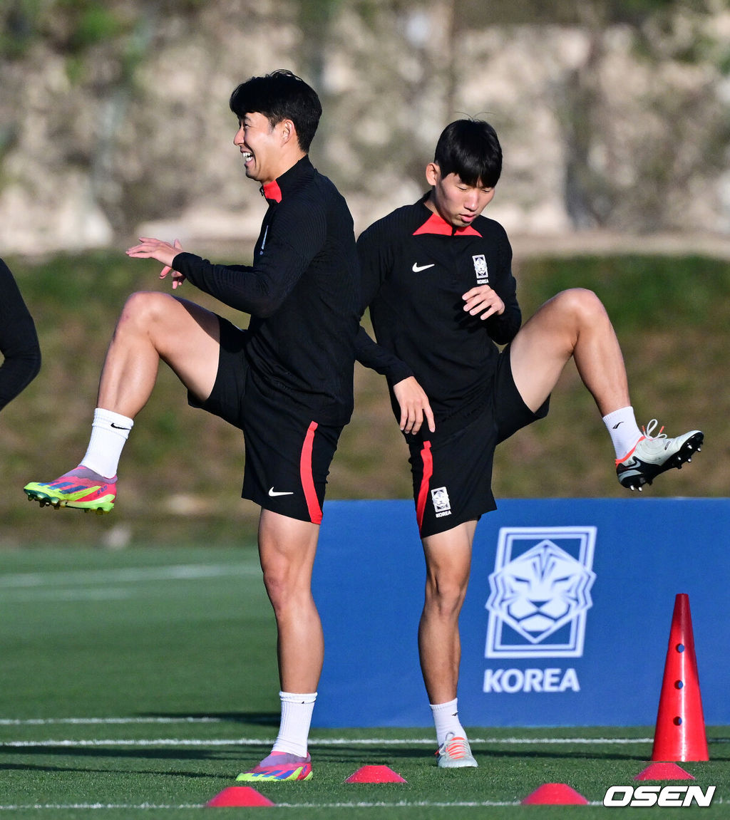 2023 아시아축구연맹(AFC) 카타르 아시안컵 4강 요르단전을 앞둔 대한민국 축구대표팀이 4일(현지시간) 카타르 도하 알 에글라 트레이닝 센터에서 훈련을 가졌다.손흥민, 홍현석이 웜업을 하고 있다. 2024.02.04 / jpnews.osen.co.kr