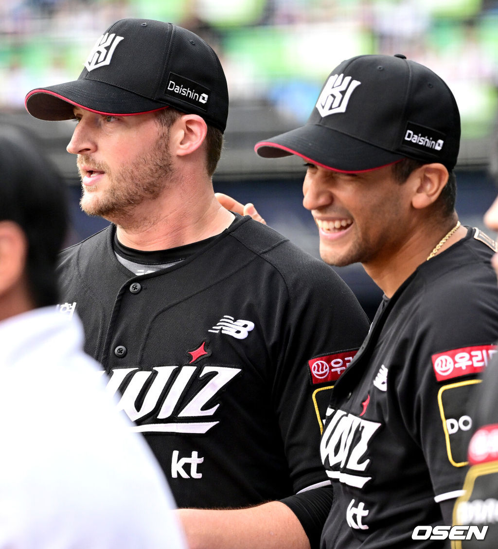 3일 서울 잠실야구장에서 ‘2024 신한 SOL뱅크 KBO 포스트시즌’ 와일드카드 결정 2차전 두산 베어스와 KT 위즈의 경기가 열렸다.두산은 최승용, KT는 웨스 벤자민을 선발 투수로 내세웠다.6회말 두산 공격을 무실점으로 막아낸 KT 선발 벤자민과 전날 승리투수 쿠에바스가 인사를 나누고 있다 . 2024.10.03 / dreamer@osen.co.kr