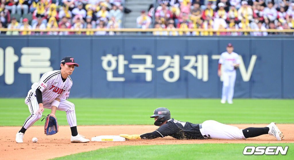 6일 서울 잠실야구장에서 ‘2024 신한 SOL뱅크 KBO 포스트시즌’ 준플레이오프 2차전 LG 트윈스와 KT 위즈의 경기가 열렸다.LG는 임찬규, KT는 엄상백을 선발 투수로 내세웠다.2회초 2사 1루 상황 KT 황재균 타석 때 주자 배정대가 2루 도루에 성공하고 있다. 송구 실책으로 포구에 실패하는 LG 2루수는 신민재. 2024.10.06 / dreamer@osen.co.kr