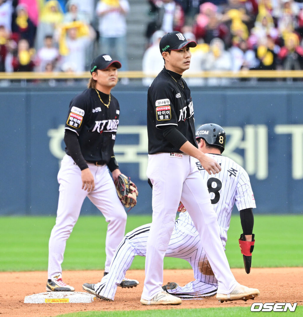 6일 서울 잠실야구장에서 ‘2024 신한 SOL뱅크 KBO 포스트시즌’ 준플레이오프 2차전 LG 트윈스와 KT 위즈의 경기가 열렸다.LG는 임찬규, KT는 엄상백을 선발 투수로 내세웠다.3회말 무사 1, 2루 상황 LG 홍창기 타석 때 1루 주자 문성주와 2루 주자 박해민이 더블 스틸에 성공하고 있다. 2024.10.06 / dreamer@osen.co.kr