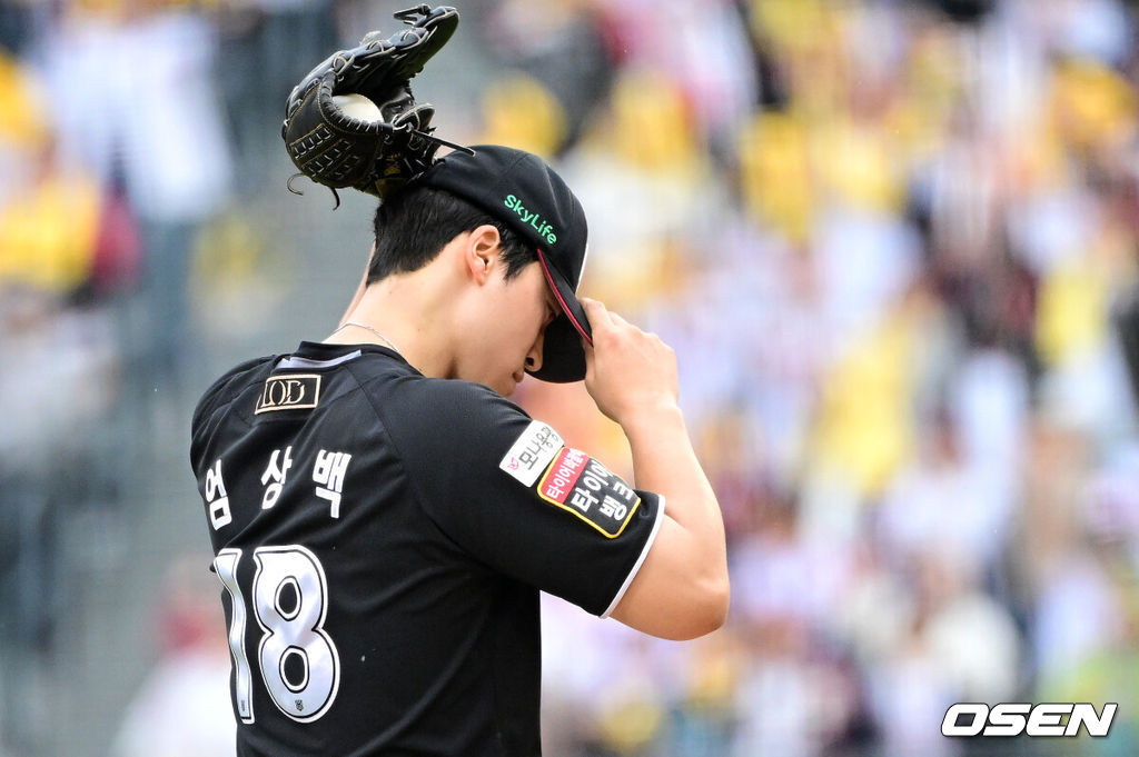 6일 서울 잠실야구장에서 ‘2024 신한 SOL뱅크 KBO 포스트시즌’ 준플레이오프 2차전 LG 트윈스와 KT 위즈의 경기가 열렸다.LG는 임찬규, KT는 엄상백을 선발 투수로 내세웠다.4회말 2사 2루 상황 LG 문성주에게 1타점 적시타를 내준 KT 선발 엄상백이 아쉬워하고 있다. 2024.10.06 / dreamer@osen.co.kr