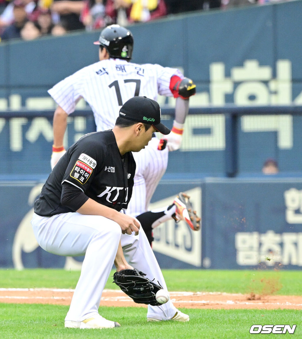 6일 서울 잠실야구장에서 ‘2024 신한 SOL뱅크 KBO 포스트시즌’ 준플레이오프 2차전 LG 트윈스와 KT 위즈의 경기가 열렸다.LG는 임찬규, KT는 엄상백을 선발 투수로 내세웠다.6회말 무사 1루 상황 LG 박해민의 번트 때 KT 투수 손동현이 포구 실책을 범하고 있다. 2024.10.06 / dreamer@osen.co.kr