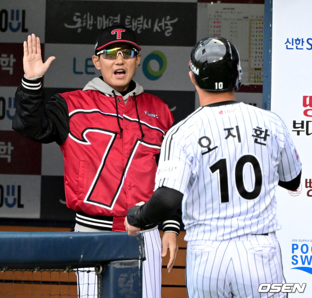 6일 서울 잠실야구장에서 ‘2024 신한 SOL뱅크 KBO 포스트시즌’ 준플레이오프 2차전 LG 트윈스와 KT 위즈의 경기가 열렸다.LG는 임찬규, KT는 엄상백을 선발 투수로 내세웠다.4회말 1사 3루 상황 LG 박동원의 역전 1타점 2루타 때 홈을 밟은 오지환이 염경엽 감독과 인사를 나누고 있다. 2024.10.06 / dreamer@osen.co.kr