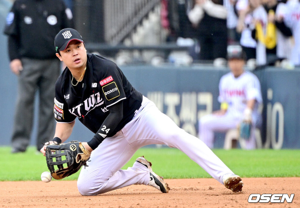 6일 서울 잠실야구장에서 ‘2024 신한 SOL뱅크 KBO 포스트시즌’ 준플레이오프 2차전 LG 트윈스와 KT 위즈의 경기가 열렸다.LG는 임찬규, KT는 엄상백을 선발 투수로 내세웠다.4회말 무사 선두타자로 나선 LG 오지환의 내야 안타 때 KT 1루수 문상철이 타구를 더듬고 있다. 이후 송구 실책으로 타자 주자 2루 까지. 2024.10.06 / dreamer@osen.co.kr