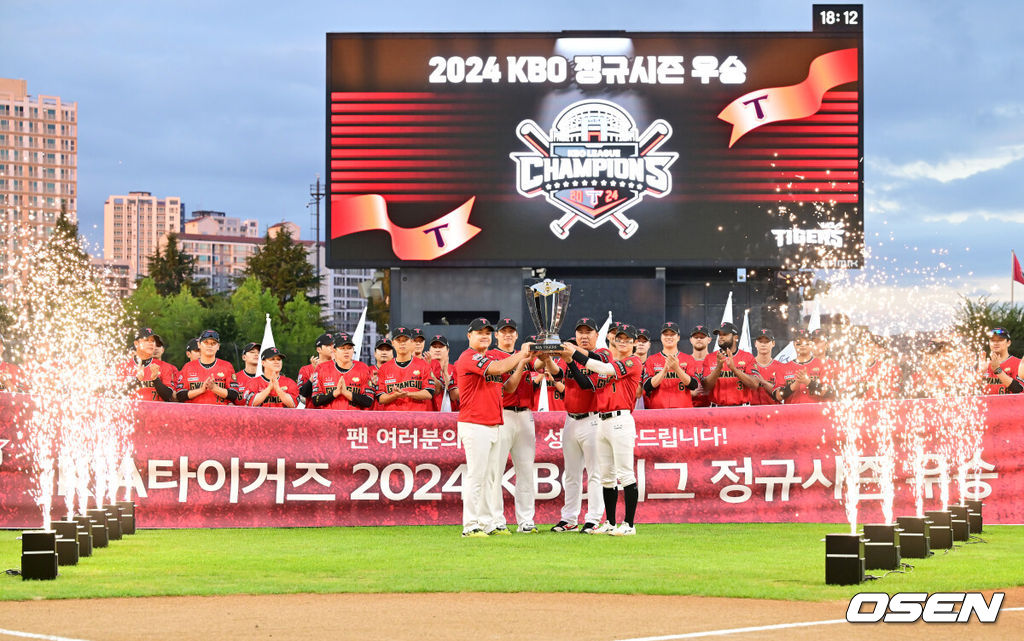 2024 정규시즌 우승 트로피 시상식이 진행되고 있다. KIA 이범호 감독, 주장 나성범, 투수조장 장현식 야수조장 박찬호가 트로피를 들고 있다. 2024.09.25 /rumi@osen.co.kr