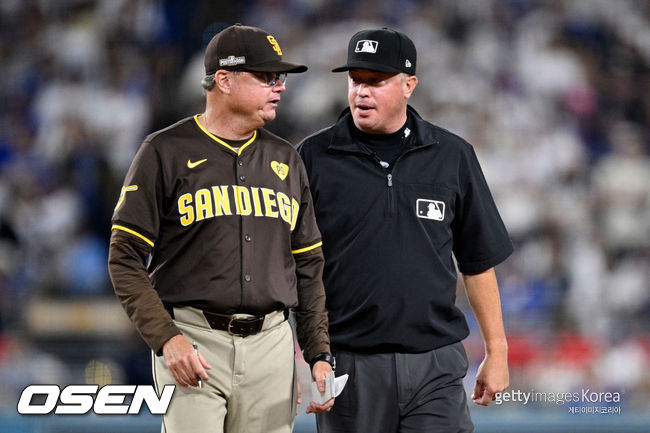 [사진] 샌디에이고 마이크 쉴트 감독이 오물 투척과 관련해 심판들에게 어필하고 있다. ⓒGettyimages(무단전재 및 재배포 금지)