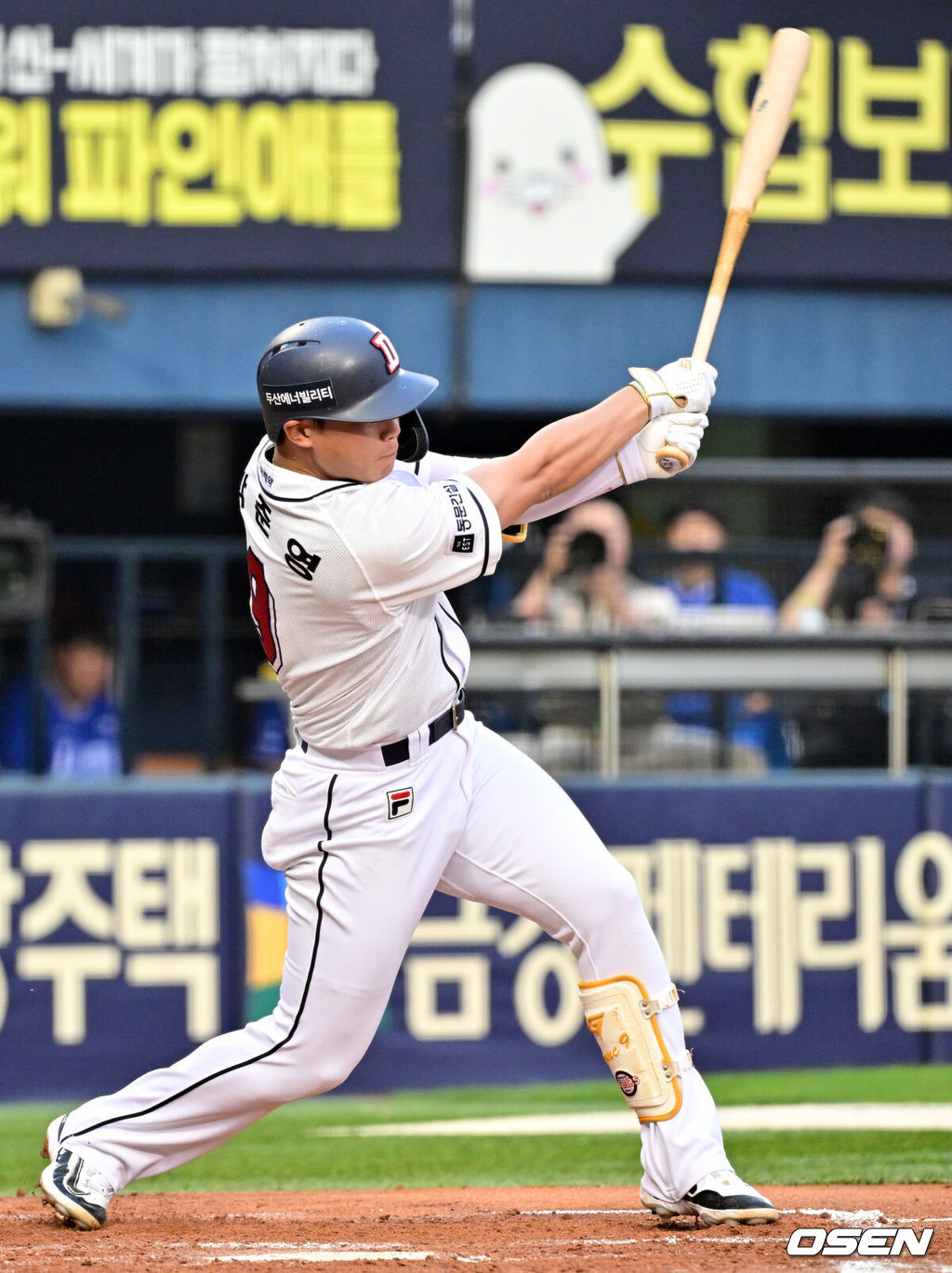 12일 오후 서울 잠실야구장에서 2024 신한 SOL Bank KBO리그 두산 베어스와 삼성 라이온즈의 경기가 열렸다.이날 홈팀 두산은 곽빈을, 방문팀 삼성은 백정현을 선발 투수로 내세웠다.2회말 1사 1루 두산 박준영이 다시 앞서가는 1타점 3루타를 때려내고 있다. 2024.07.12 /cej@osen.co.kr