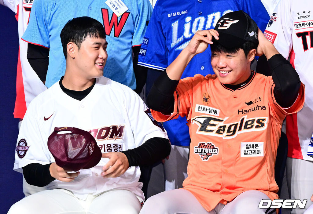 11일 오후 서울 잠실 롯데호텔 월드에서 2025 KBO 신인 드래프트가 열렸다.2025 KBO 신인 드래프트는 전면 드래프트 방식으로 진행된다. 지명은 1라운드부터 11라운드까지 이뤄지며, 2023년도 구단 순위의 역순인 키움-한화-삼성-롯데-KIA-두산-NC-SSG-KT-LG 순서로 실시된다.전체 1순위로 지명된 키움 정현우(덕수고), 2순위 한화 정우주(전주고)가 이야기를 나누고 있다. 2024.09.11 / jpnews@osen.co.kr