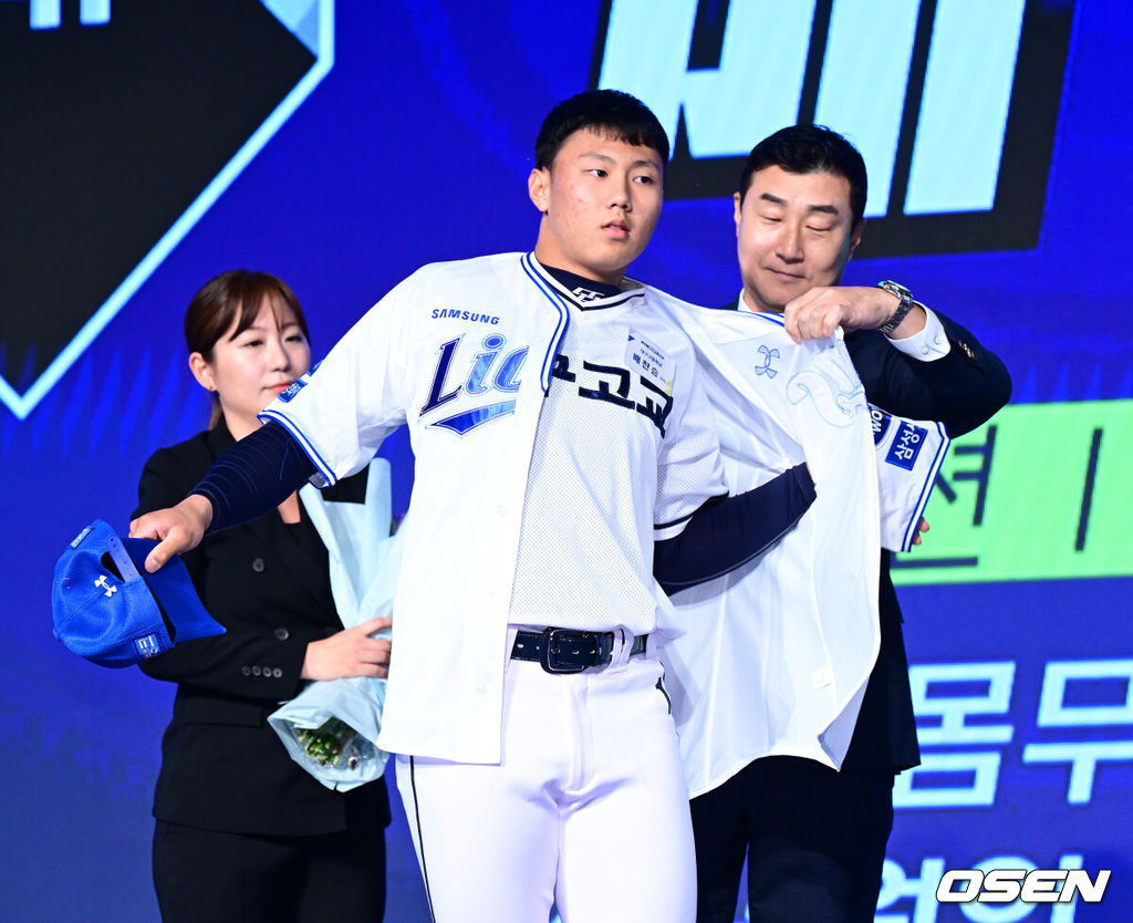 11일 오후 서울 잠실 롯데호텔 월드에서 2025 KBO 신인 드래프트가 열렸다.2025 KBO 신인 드래프트는 전면 드래프트 방식으로 진행된다. 지명은 1라운드부터 11라운드까지 이뤄지며, 2023년도 구단 순위의 역순인 키움-한화-삼성-롯데-KIA-두산-NC-SSG-KT-LG 순서로 실시된다.대구고 배찬승이 삼성에 지명되며 이종열 단장에게 유니폼을 전달받고 있다. 2024.09.11 / jpnews@osen.co.kr