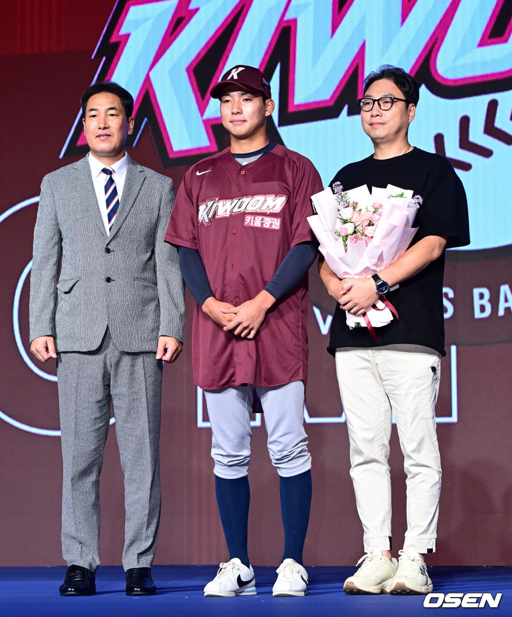 11일 오후 서울 잠실 롯데호텔 월드에서 2025 KBO 신인 드래프트가 열렸다.2025 KBO 신인 드래프트는 전면 드래프트 방식으로 진행된다. 지명은 1라운드부터 11라운드까지 이뤄지며, 2023년도 구단 순위의 역순인 키움-한화-삼성-롯데-KIA-두산-NC-SSG-KT-LG 순서로 실시된다.충암고 김서준이 키움에 지명되며 고형욱 단장, 아버지와 포즈를 취하고 있다. 2024.09.11 / jpnews@osen.co.kr