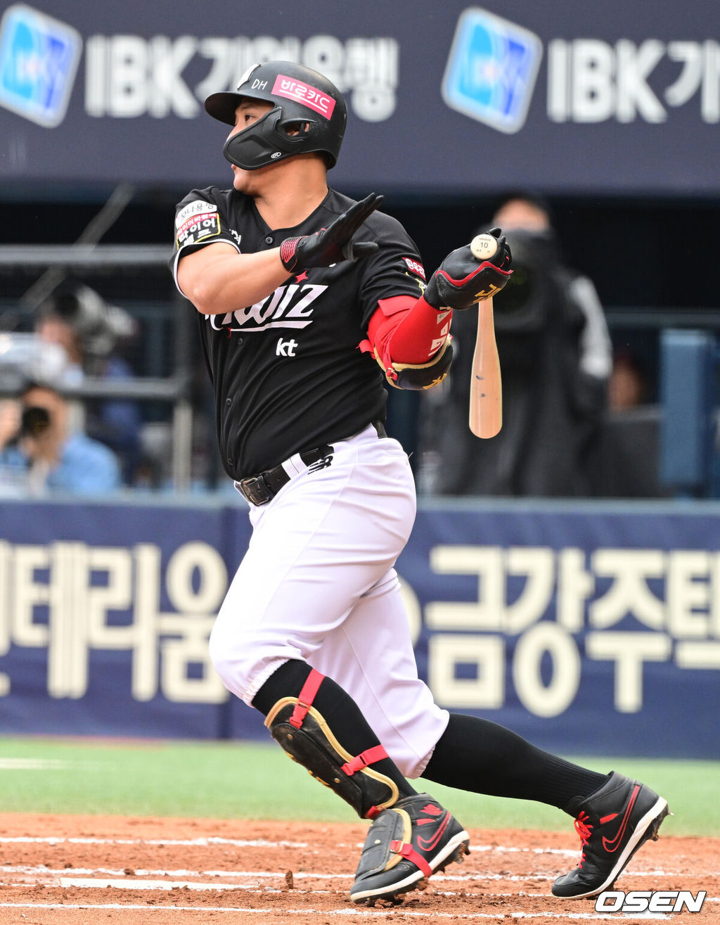 6일 서울 잠실야구장에서 ‘2024 신한 SOL뱅크 KBO 포스트시즌’ 준플레이오프 2차전 LG 트윈스와 KT 위즈의 경기가 열렸다.LG는 임찬규, KT는 엄상백을 선발 투수로 내세웠다.2회초 2사 3루 상황 KT 황재균이 선제 1타점 적시타를 날리고 있다. 2024.10.06 / dreamer@osen.co.kr