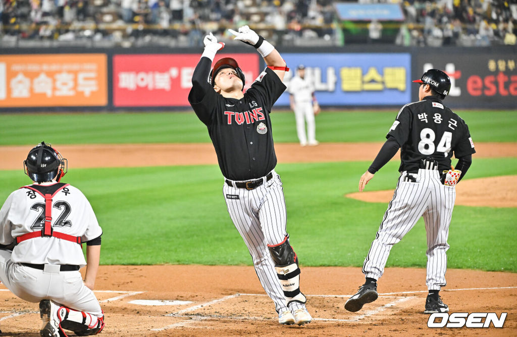 8일 수원KT위즈파크에서 2024 신한 SOL뱅크 KBO 포스트시즌 준플레이오프 3차전 KT 위즈와 LG 트윈스의 경기가 진행됐다.이날 KT는 벤자민을, LG는 최원태를 선발 투수로 내세웠다.2회초 1사 LG 박동원이 선취 솔로홈런을 날린뒤 홈을 밟으며 세리머니를 하고 있다.  2024.10.08/ soul1014@osen.co.kr