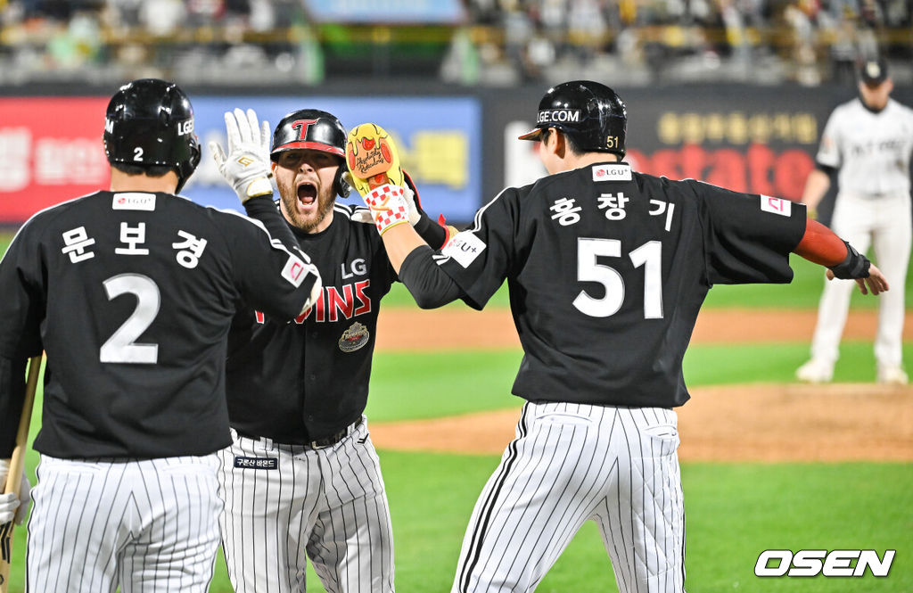 8일 수원KT위즈파크에서 2024 신한 SOL뱅크 KBO 포스트시즌 준플레이오프 3차전 KT 위즈와 LG 트윈스의 경기가 진행됐다.이날 KT는 벤자민을, LG는 최원태를 선발 투수로 내세웠다.5회초 1사 1,2루 LG 오스틴이 역전 3점 홈런을 날린뒤 기뻐하고 있다.  2024.10.08/ soul1014@osen.co.kr