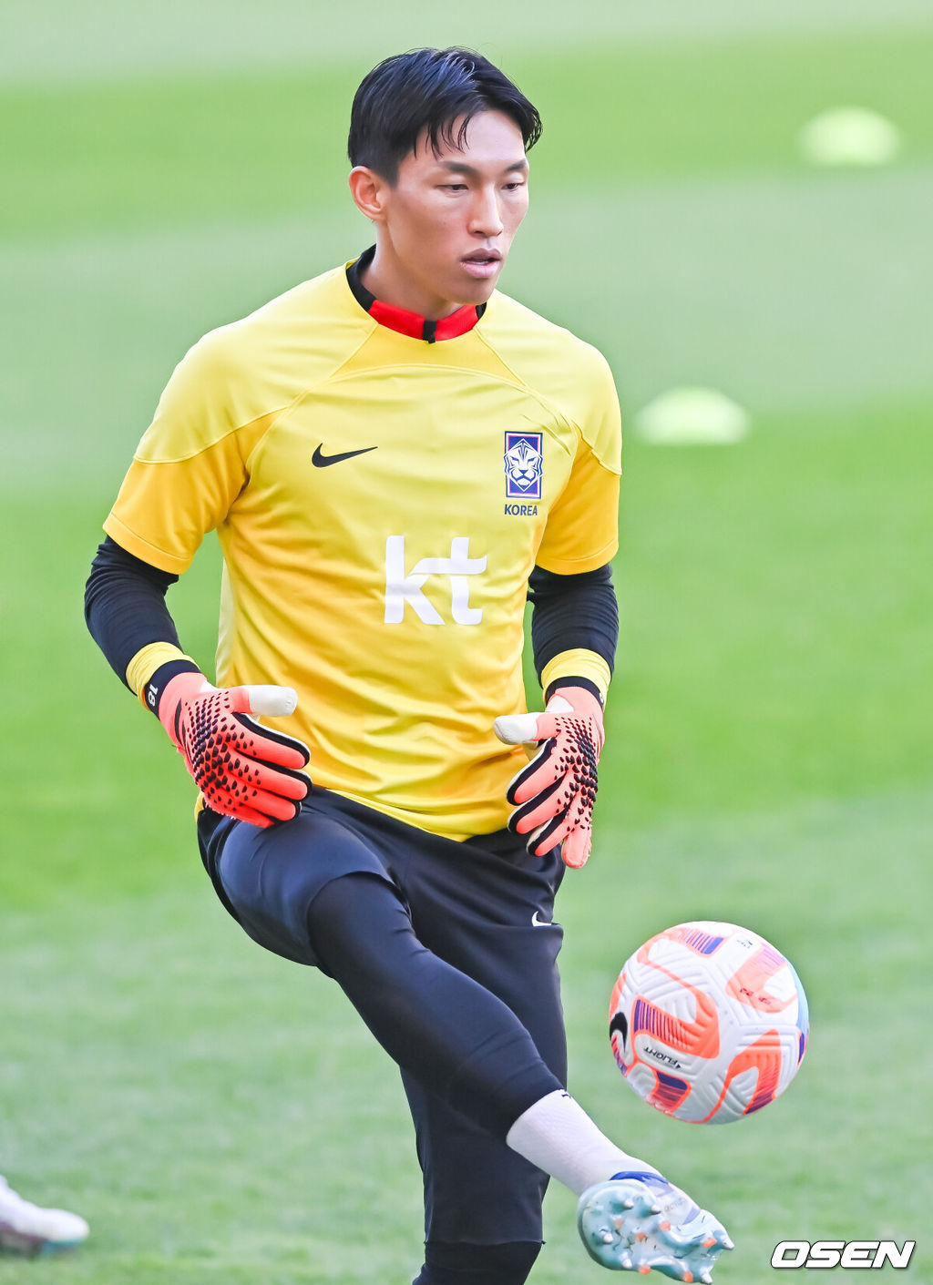  위르겐 클린스만 감독이 이끄는 대한민국 축구 국가대표팀이 16일 오후 수원월드컵경기장에서 베트남과의 평가전을 앞두고 공식 훈련을 가졌다. 김승규가 패싱 게임을 하고 있다.  2023.10.16 / soul1014@osen.co.kr