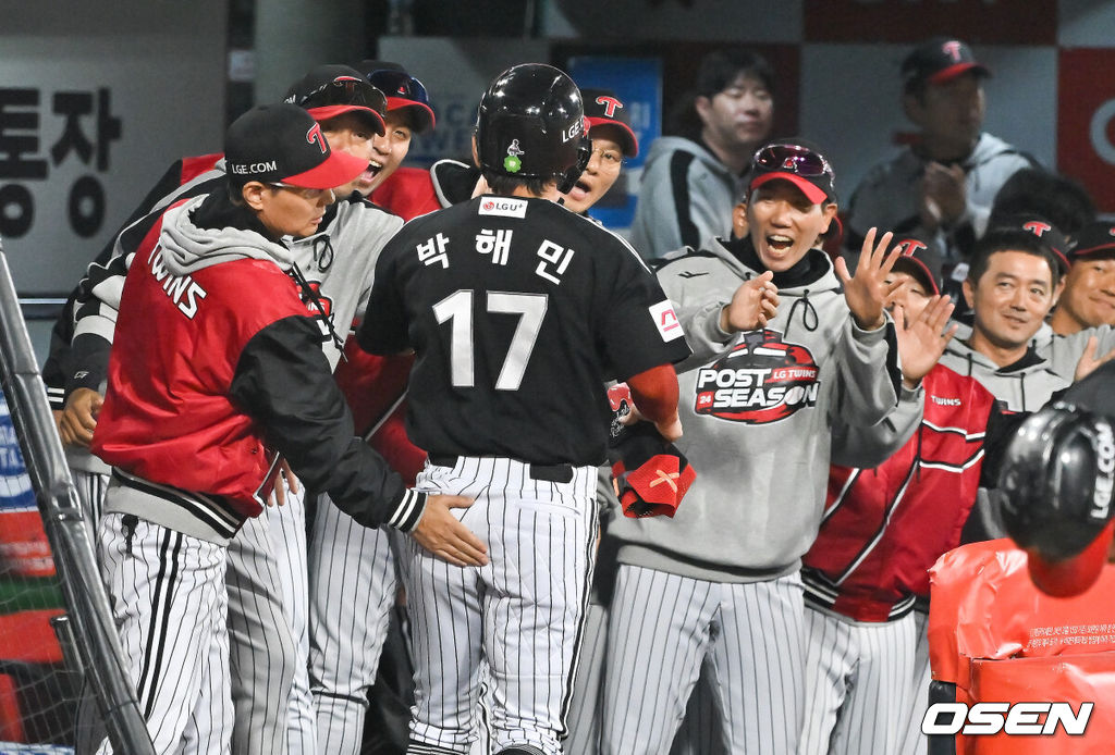  8일 수원KT위즈파크에서 2024 신한 SOL뱅크 KBO 포스트시즌 준플레이오프 3차전 KT 위즈와 LG 트윈스의 경기가 진행됐다.이날 KT는 벤자민을, LG는 최원태를 선발 투수로 내세웠다.3회초 1사 2루 LG 홍창기가 재역전 1타점 적시 2루타때 홈을 밟은 2루 주자 박해민이 염경엽 감독의 축하를 받고 있다.  2024.10.08/