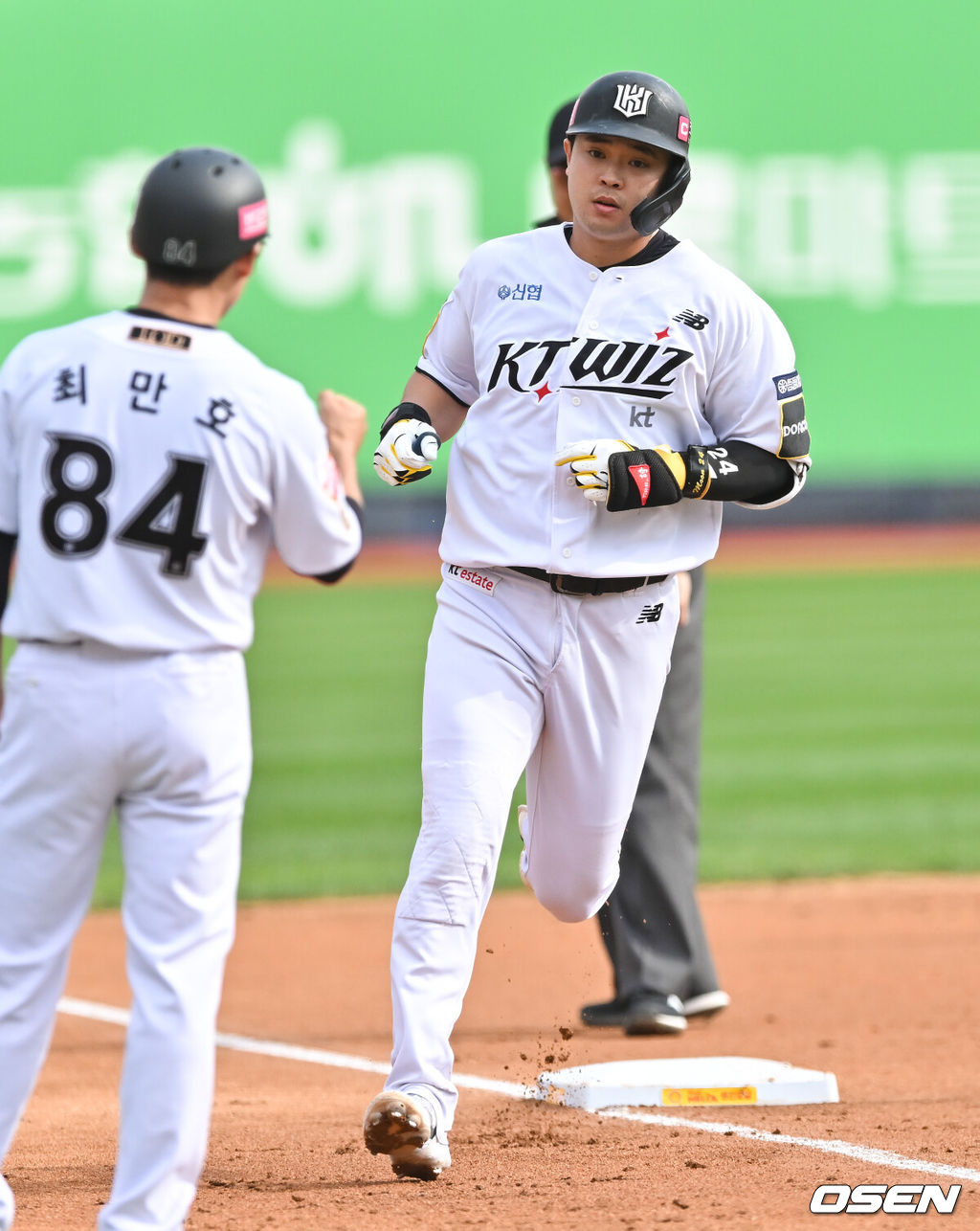 9일 수원KT위즈파크에서 2024 신한 SOL뱅크 KBO 포스트시즌 준플레이오프 4차전 KT 위즈와 LG 트윈스의 경기가 진행된다.이날 KT는 쿠에바스를, LG는 엔스를 선발투수로 내세웠다.2회말 KT 선두타자 문상철이 솔로홈런을 날린뒤 최만호 코치와 기뻐하고 있다.  2024.10.09 / soul1014@osen.co.kr