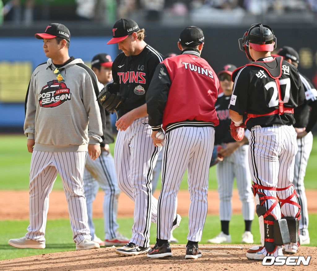 9일 수원KT위즈파크에서 2024 신한 SOL뱅크 KBO 포스트시즌 준플레이오프 4차전 KT 위즈와 LG 트윈스의 경기가 진행된다.이날 KT는 쿠에바스를, LG는 엔스를 선발투수로 내세웠다.4회말 1사 만루 LG 선발투수 엔스가 교체되고 있다.    2024.10.09 / soul1014@osen.co.kr