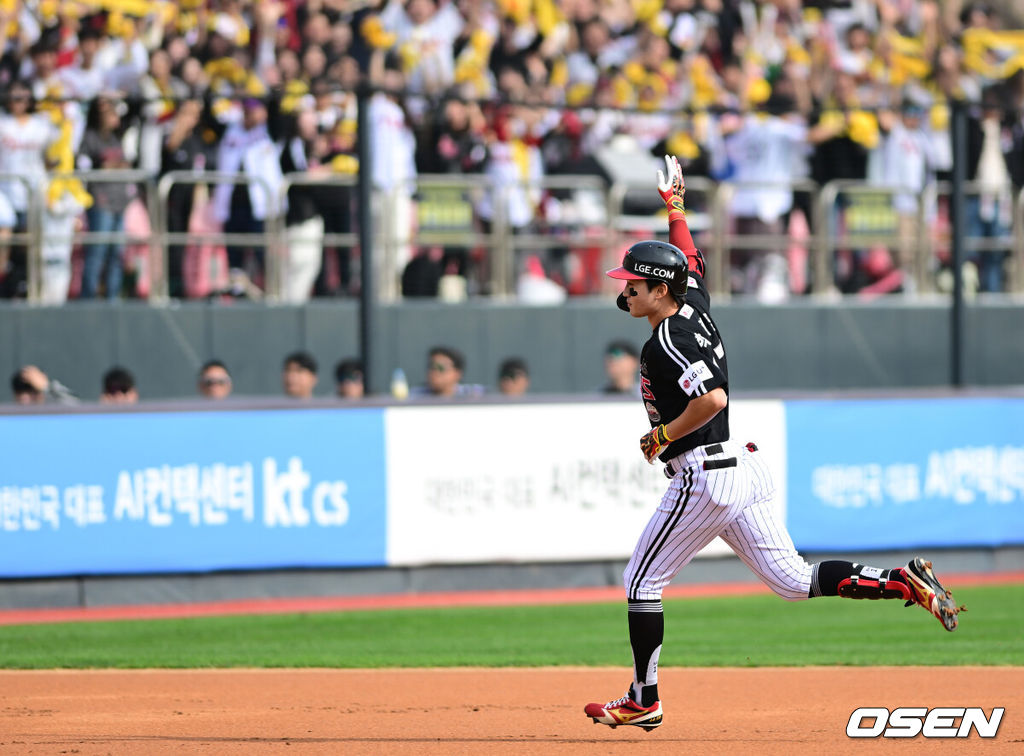 9일 수원KT위즈파크에서 2024 신한 SOL뱅크 KBO 포스트시즌 준플레이오프 4차전 KT 위즈와 LG 트윈스의 경기가 열렸다. 이날 KT는 엔스를, LG는 쿠에바스를 선발 투수로 내세웠다.2회초 2사 LG 박해민이 솔로 홈런을 날린 뒤 그라운드를 돌고 있다. ksl0919@osen.co.kr  