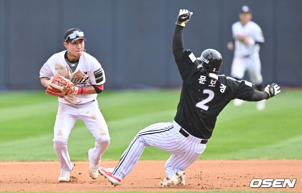 9일 수원KT위즈파크에서 2024 신한 SOL뱅크 KBO 포스트시즌 준플레이오프 4차전 KT 위즈와 LG 트윈스의 경기가 진행된다.이날 KT는 쿠에바스를, LG는 엔스를 선발투수로 내세웠다.3회초 1사 1,2루 LG 박동원의 병살타때 KT 심우준 유격수가 1루 주자 문보경을 포스아웃시킨뒤 1루 송구하고 있다.  2024.10.09 / soul1014@osen.co.kr