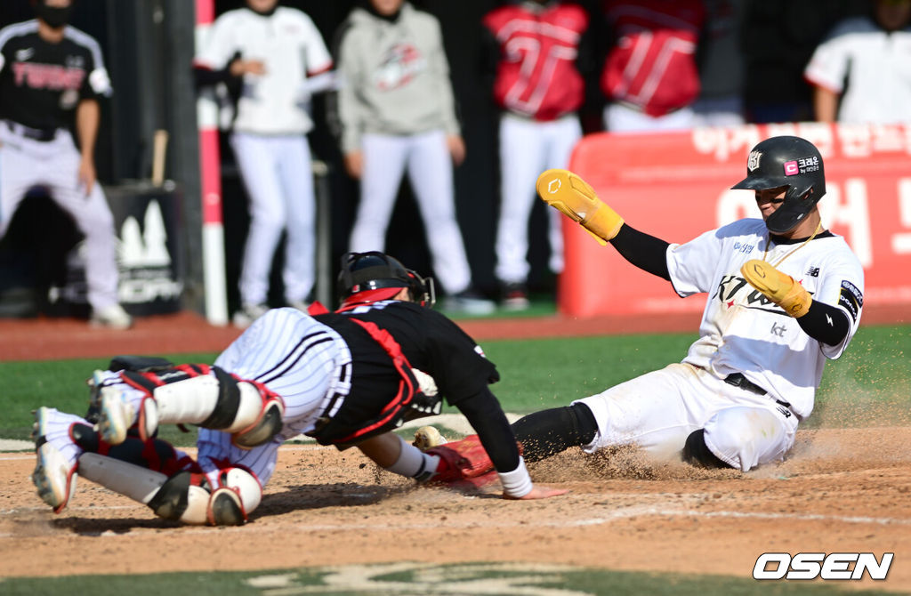 9일 수원KT위즈파크에서 2024 신한 SOL뱅크 KBO 포스트시즌 준플레이오프 4차전 KT 위즈와 LG 트윈스의 경기가 열렸다. 이날 KT는 엔스를, LG는 쿠에바스를 선발 투수로 내세웠다.4회말 1사 만루 KT 김민혁의 역전 1타점 희생플라이 때 3주자 배정대가 홈으로 쇄도, 득점을 올리고 있다. ksl0919@osen.co.kr  