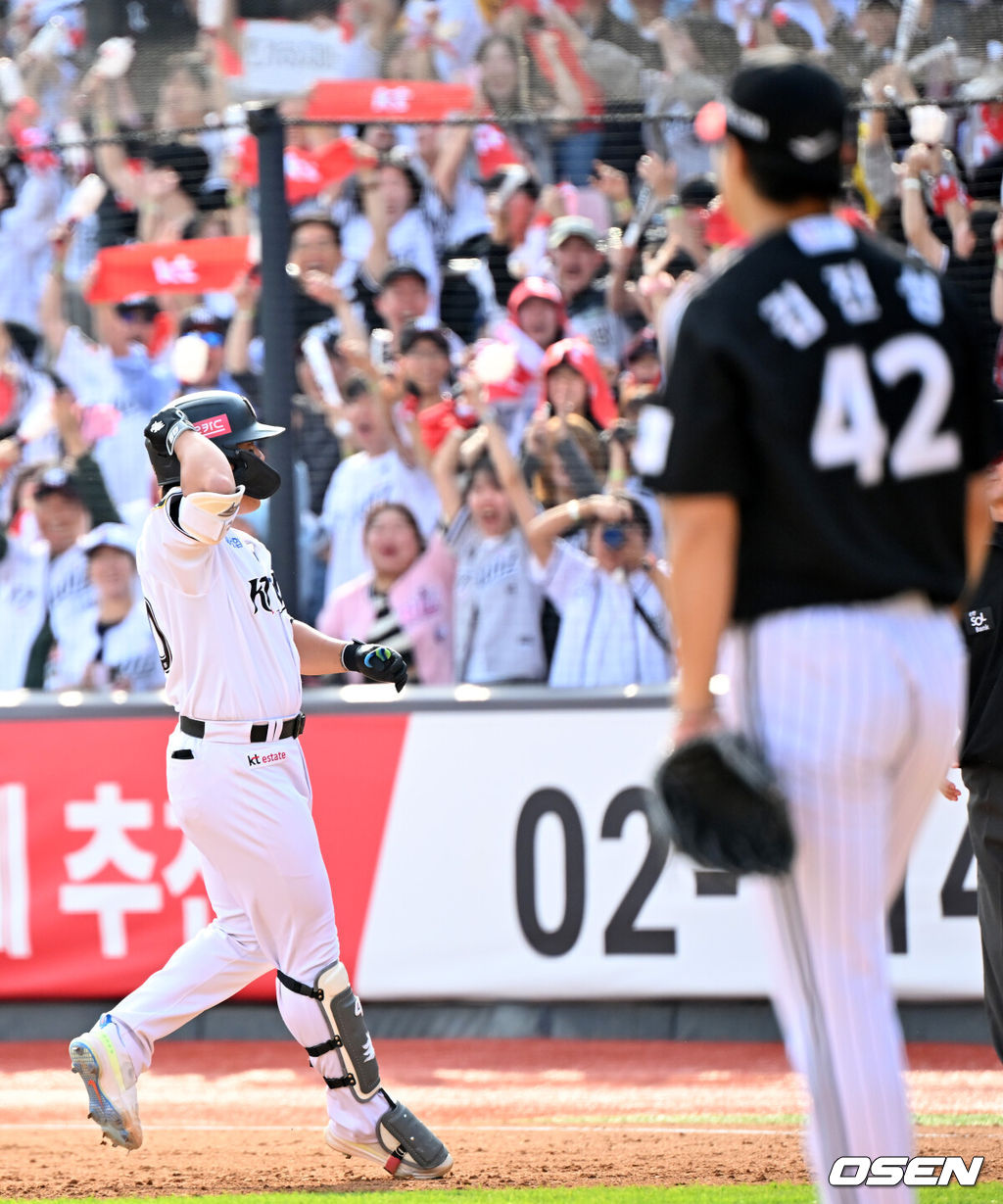 9일 수원KT위즈파크에서 2024 신한 SOL뱅크 KBO 포스트시즌 준플레이오프 4차전 KT 위즈와 LG 트윈스의 경기가 진행됐다.이날 KT는 쿠에바스를, LG는 엔스를 선발 투수로 내세웠다.5회말 KT 선두타자 강백호가 우중월 솔로 홈런을 때린 후 그라운드를 돌며 환호하고 있다. 2024.10.09 /  rumi@osen.co.kr