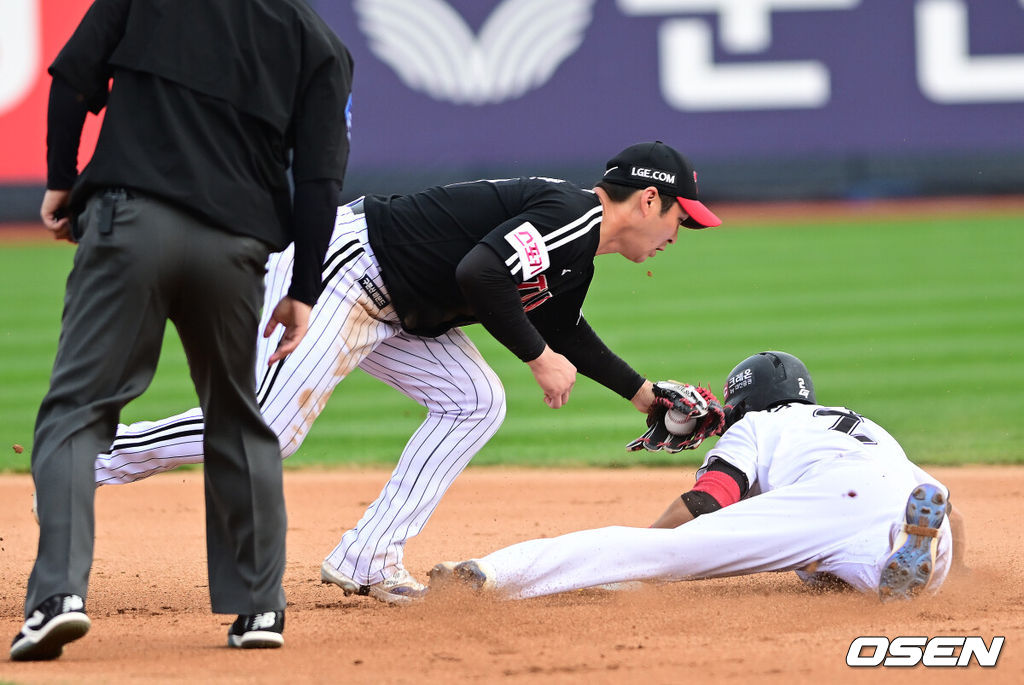 9일 수원KT위즈파크에서 2024 신한 SOL뱅크 KBO 포스트시즌 준플레이오프 4차전 KT 위즈와 LG 트윈스의 경기가 열렸다. 이날 KT는 엔스를, LG는 쿠에바스를 선발 투수로 내세웠다.6회말 2사 1루 KT 로하스의 타석 때 1루주자 심우준이 2루 도루성공하고 있다. 원심은 아웃->비디오 판독결과 세이프. ksl0919@osen.co.kr