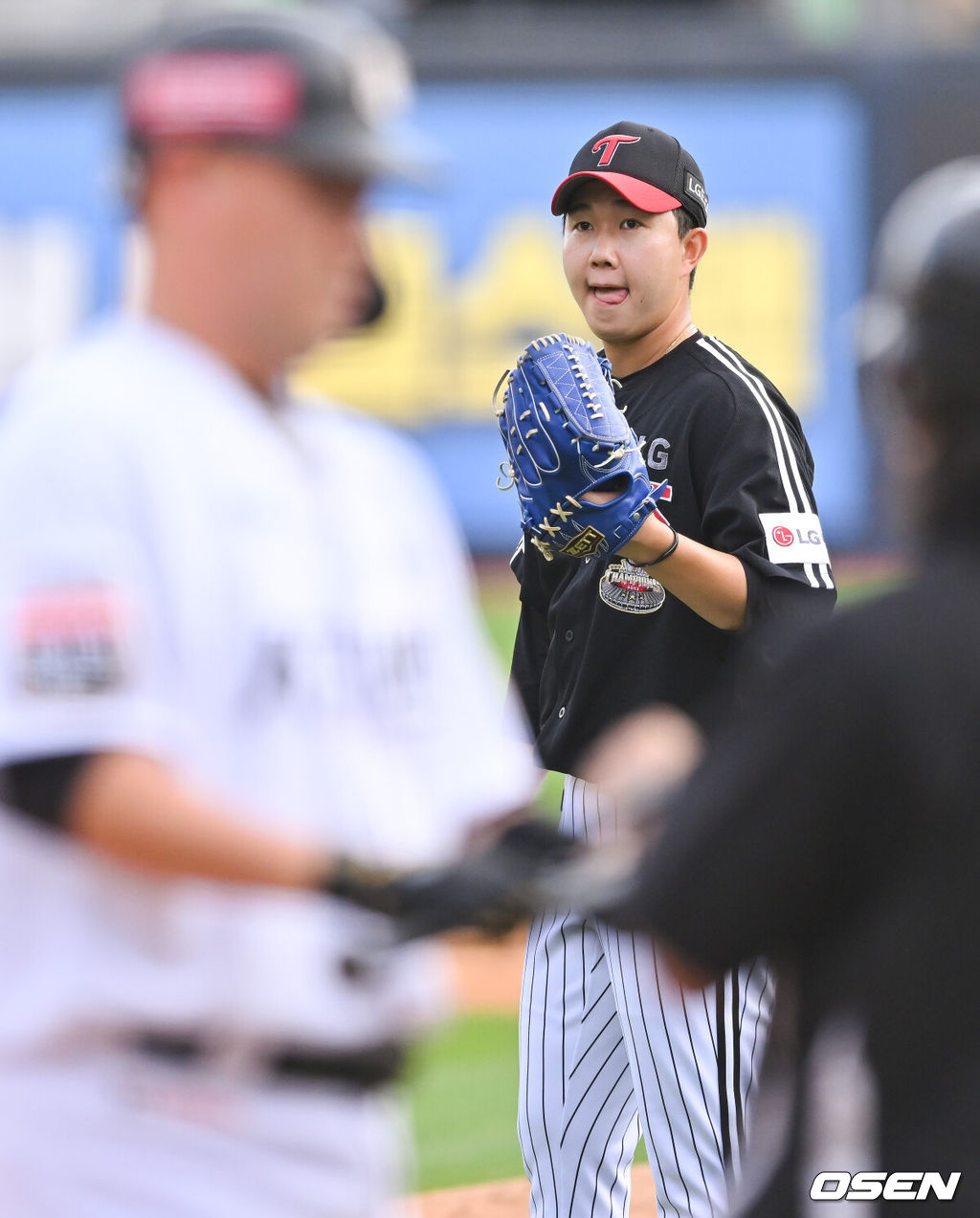 9일 수원KT위즈파크에서 2024 신한 SOL뱅크 KBO 포스트시즌 준플레이오프 4차전 KT 위즈와 LG 트윈스의 경기가 진행된다.이날 KT는 쿠에바스를, LG는 엔스를 선발투수로 내세웠다.6회말 2사 1,2루 LG 유영찬 투수가 KT 장성우에게 볼넷을 허용하고 있다.     2024.10.09 / soul1014@osen.co.kr